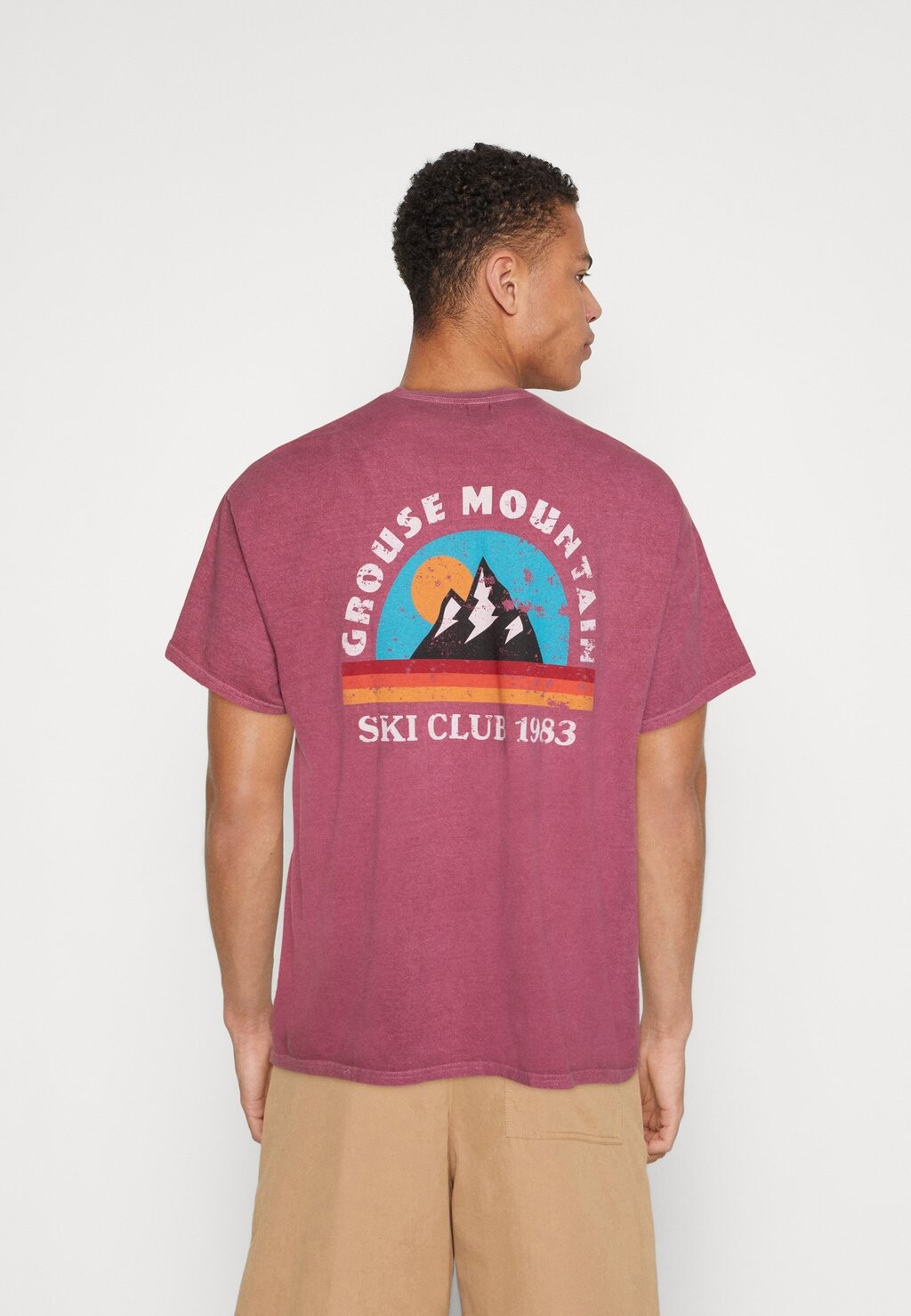 

Футболка с принтом GROUSE MOUNTAIN TEE BDG Urban Outfitters, стираный красный
