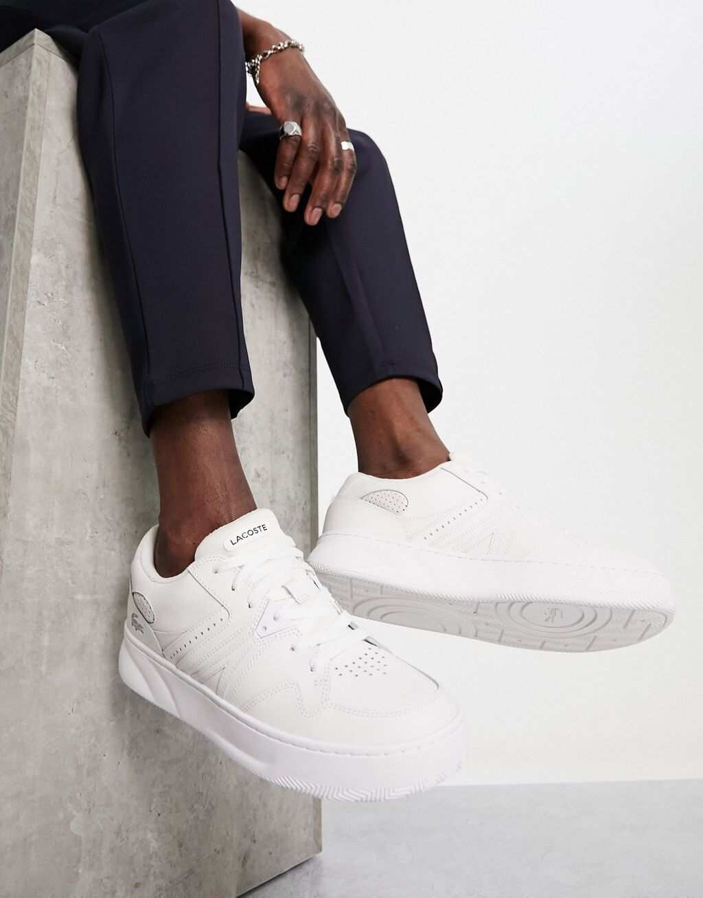 

Белые кроссовки Lacoste l005