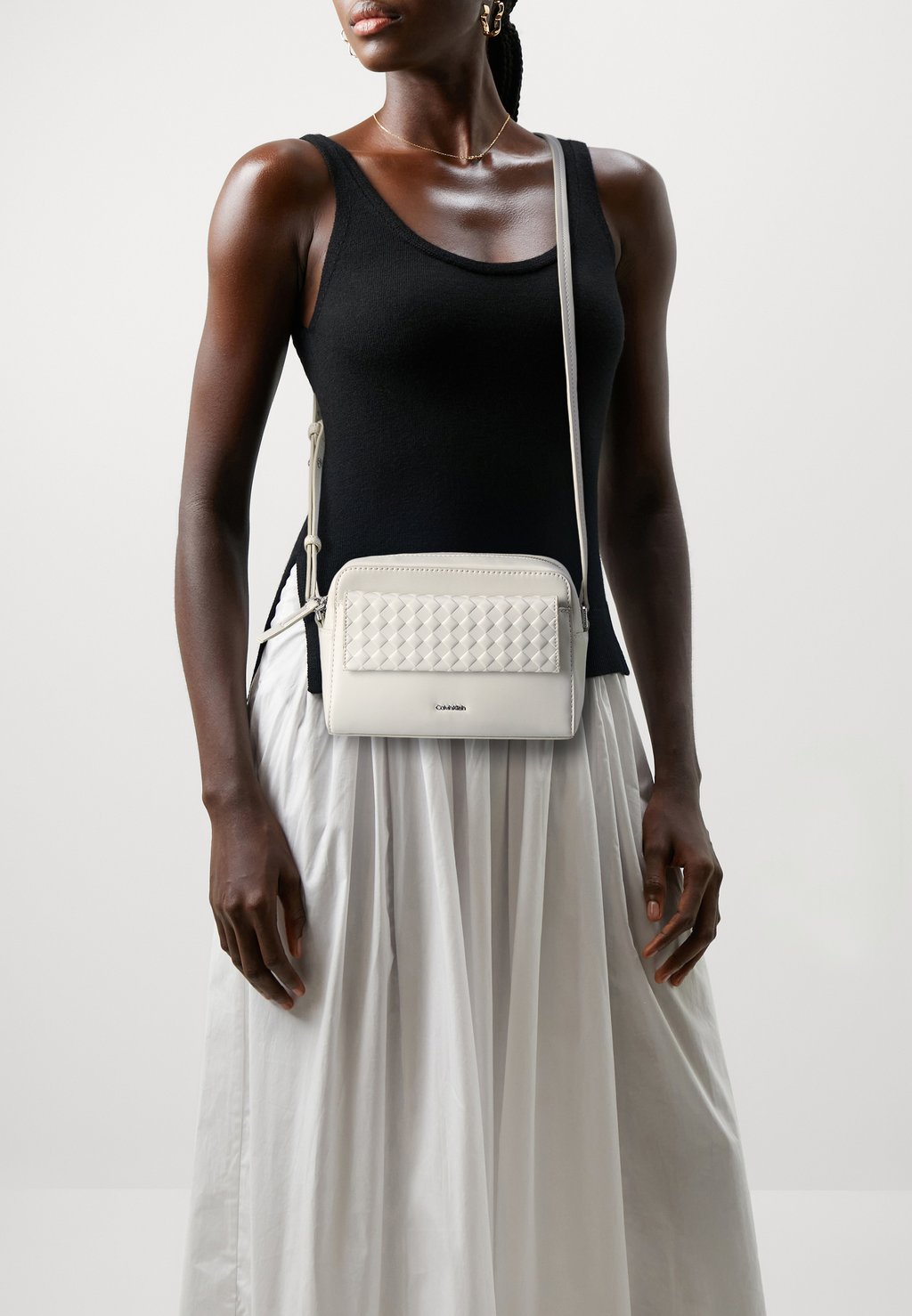 Сумка через плечо MINI QUILT CAMERA BAG Calvin Klein, цвет ecru цена и фото