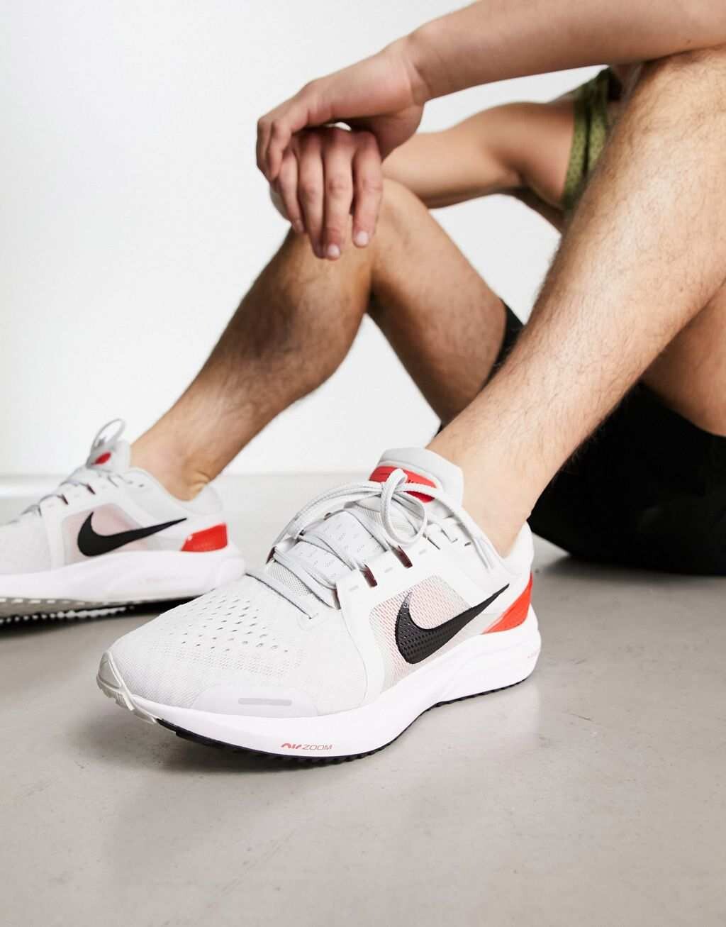 

Белые кроссовки Nike Running Air Zoom Vomero 16