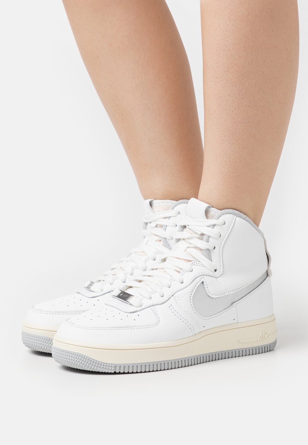 

Высокие кеды Nike