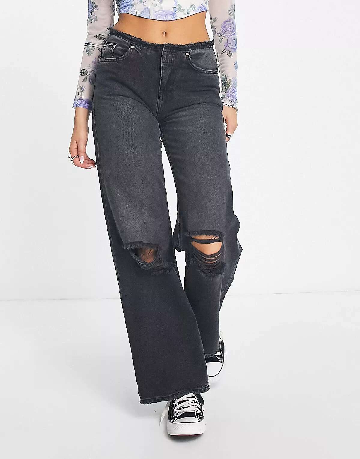 Только широкие джинсы с потертой заниженной талией черного цвета ONLY только легкие заправленные широкие брюки черного цвета only