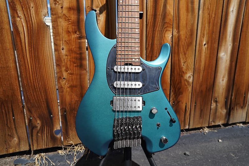 

Электрогитара Ibanez Q547BMM- Blue Chameleon Metallic Matte Headless 7-String Electric Guitar w/ Gig Bag