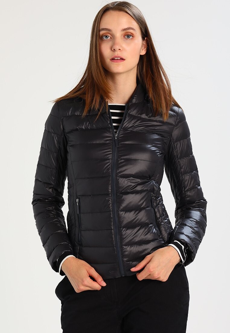 

Пуховик Armani Exchange, черный
