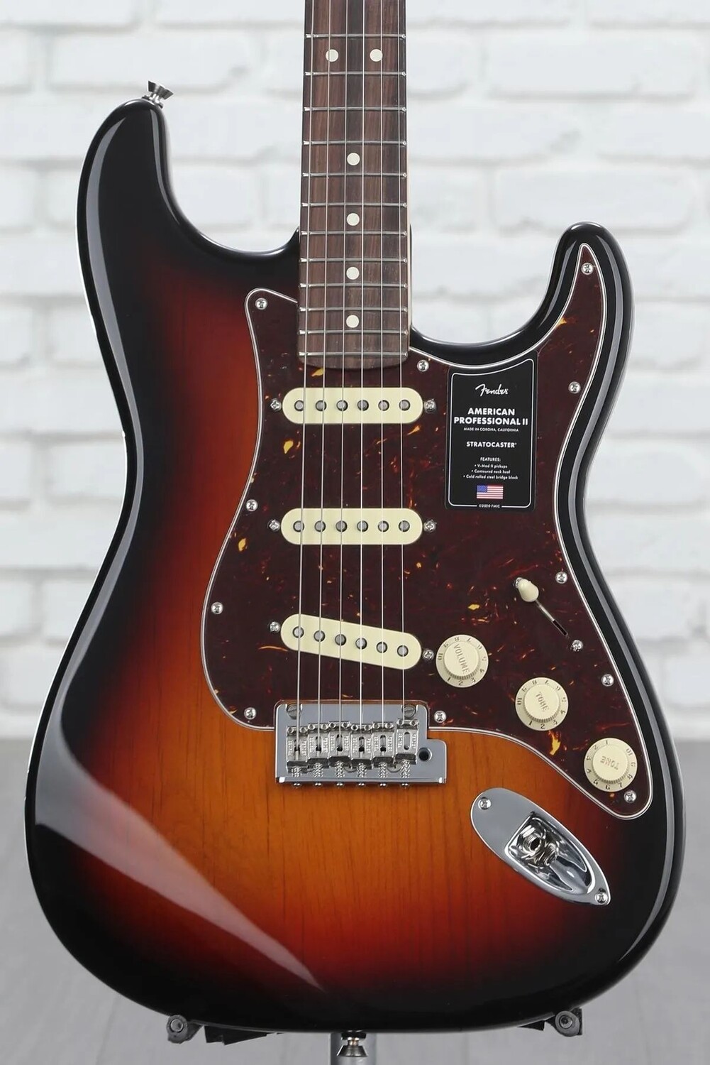 

Fender American Professional II Stratocaster — 3 цвета Sunburst с накладкой из палисандра