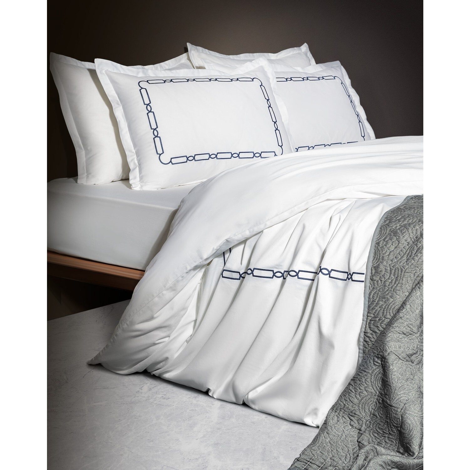 

Комплект постельного белья King Size с вышивкой Madame Coco Lis - атлас