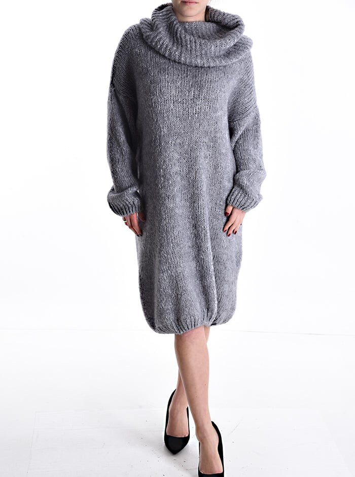 

Платье из мохера длиной до колена с длинными рукавами и высоким воротником, серый