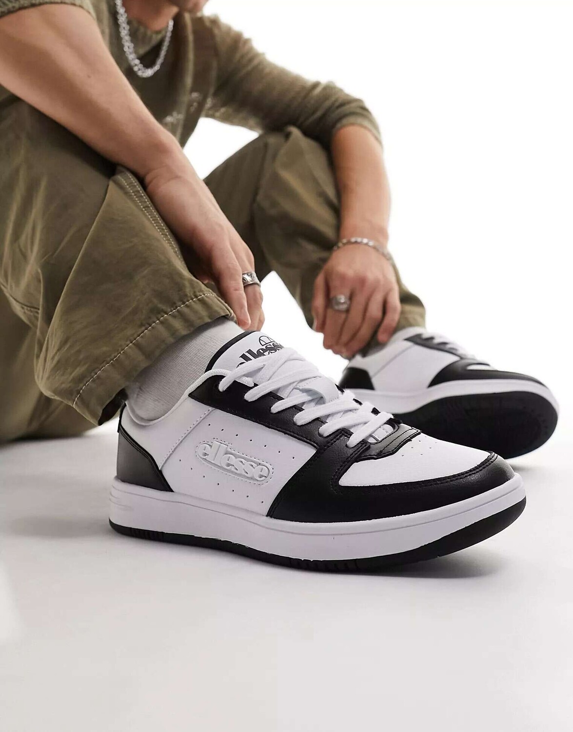 

Белые и черные кроссовки Ellesse Panaro Cupsole