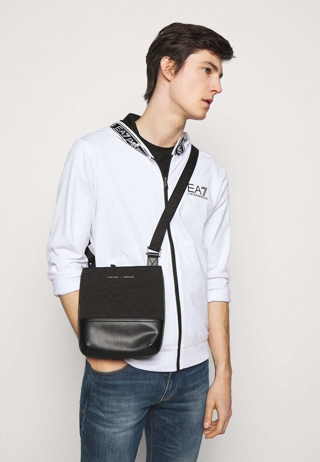 

Сумка через плечо Emporio Armani, черный