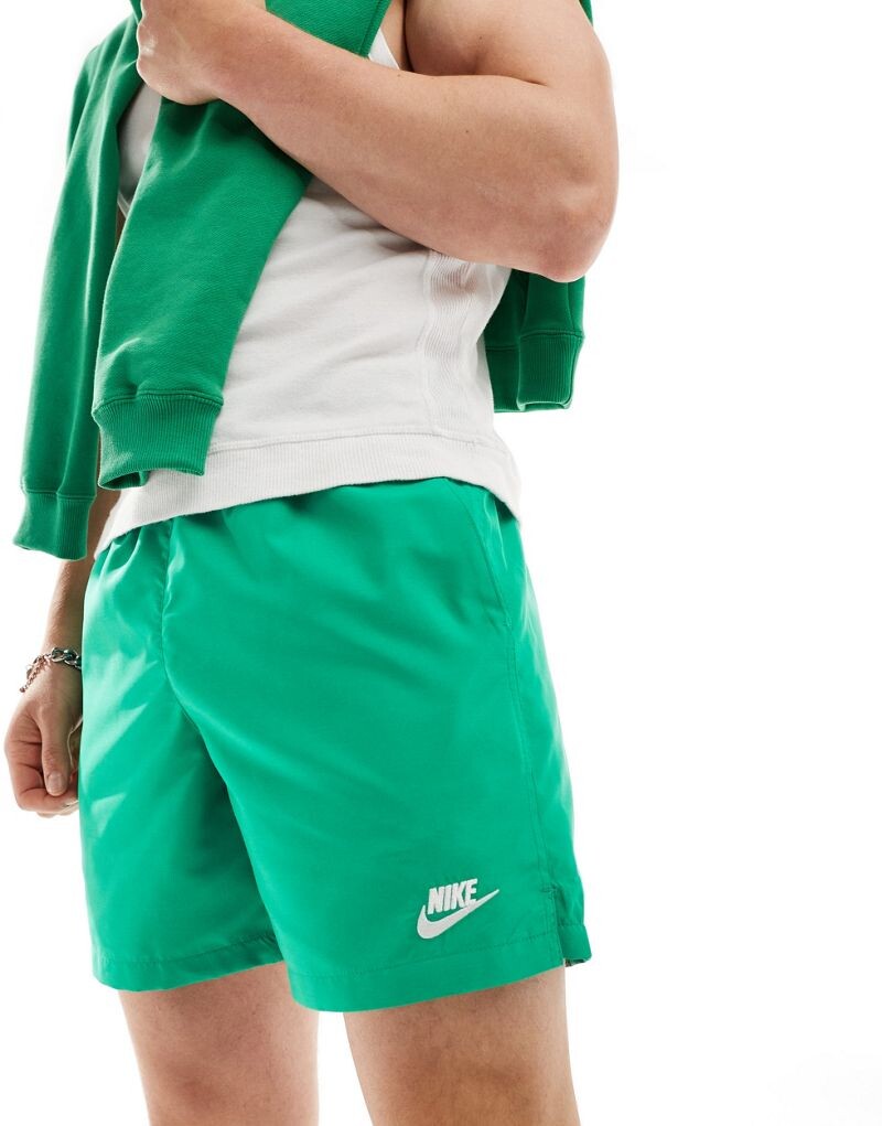 

Зеленые шорты Nike Club с виньеткой