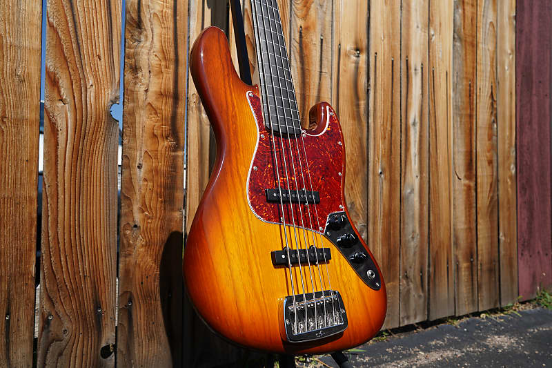 

Басс гитара G&L USA JB-5 Fretless - Tobacco Sunburst-Old School 5-String Bass w/ Black Tolex Case