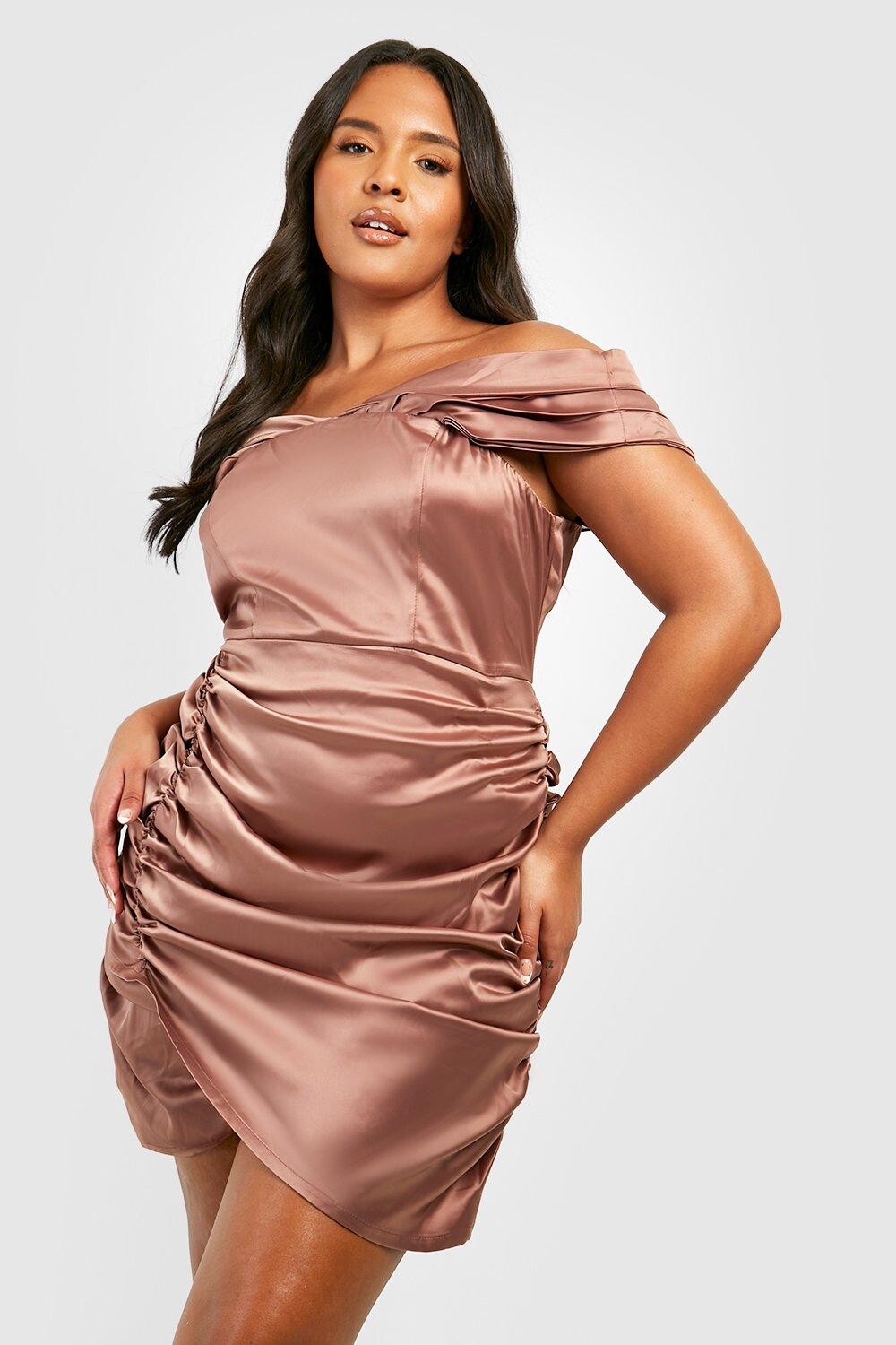 

Платье plus атласное платье с открытыми плечами и запахом плеч Boohoo, румяна