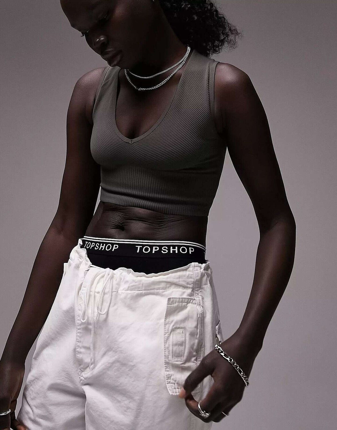 

Оливковый бесшовный укороченный топ с v-образным вырезом Topshop Petite