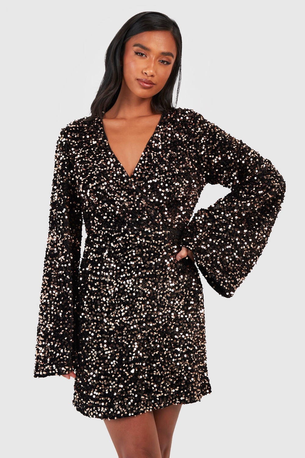 

Бархатное платье с запахом и расклешенными рукавами Petite boohoo, черный