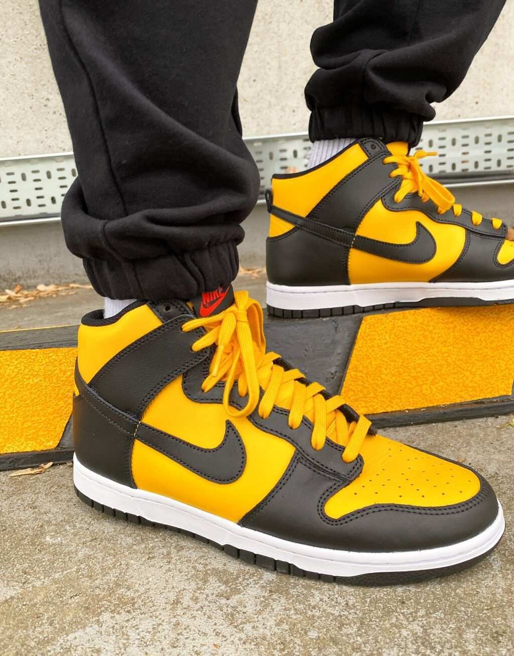 

Черные и университетские золотые кроссовки Nike Dunk Hi Retro