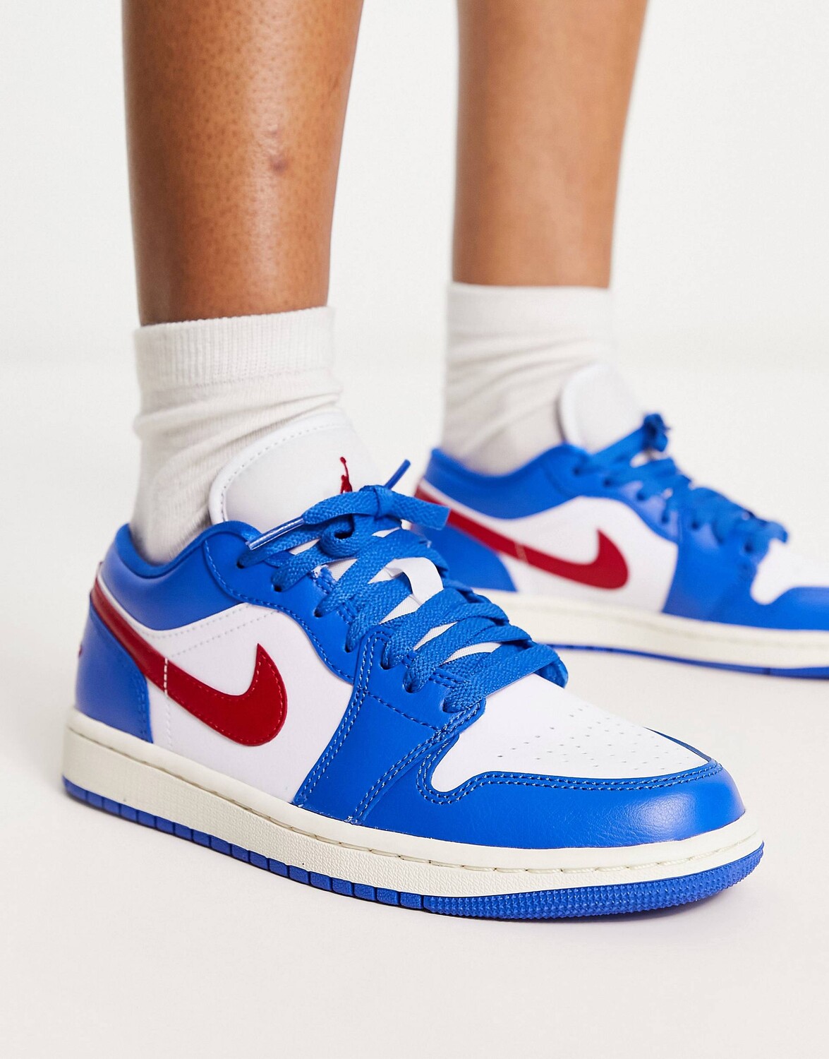 

Кроссовки Jordan AJ1 Low спортивно-синего и спортивно-красного цвета