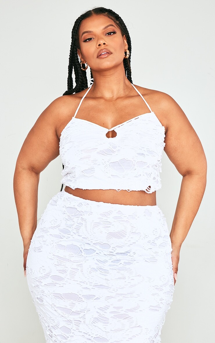 

PrettyLittleThing Белый пляжный топ плюс с рваным вырезом и воротником-халтер