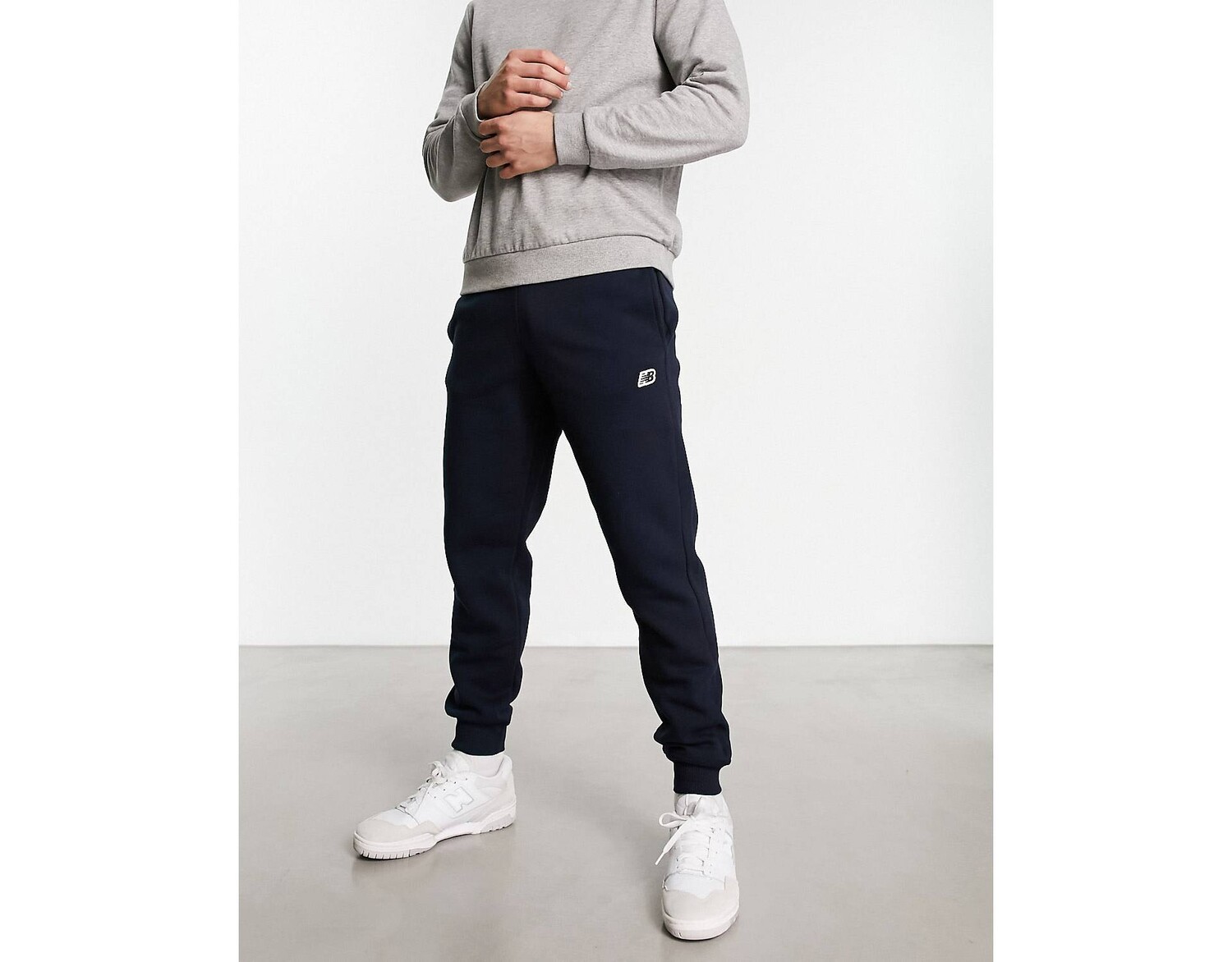 

Темно-синие джоггеры с небольшим логотипом New Balance