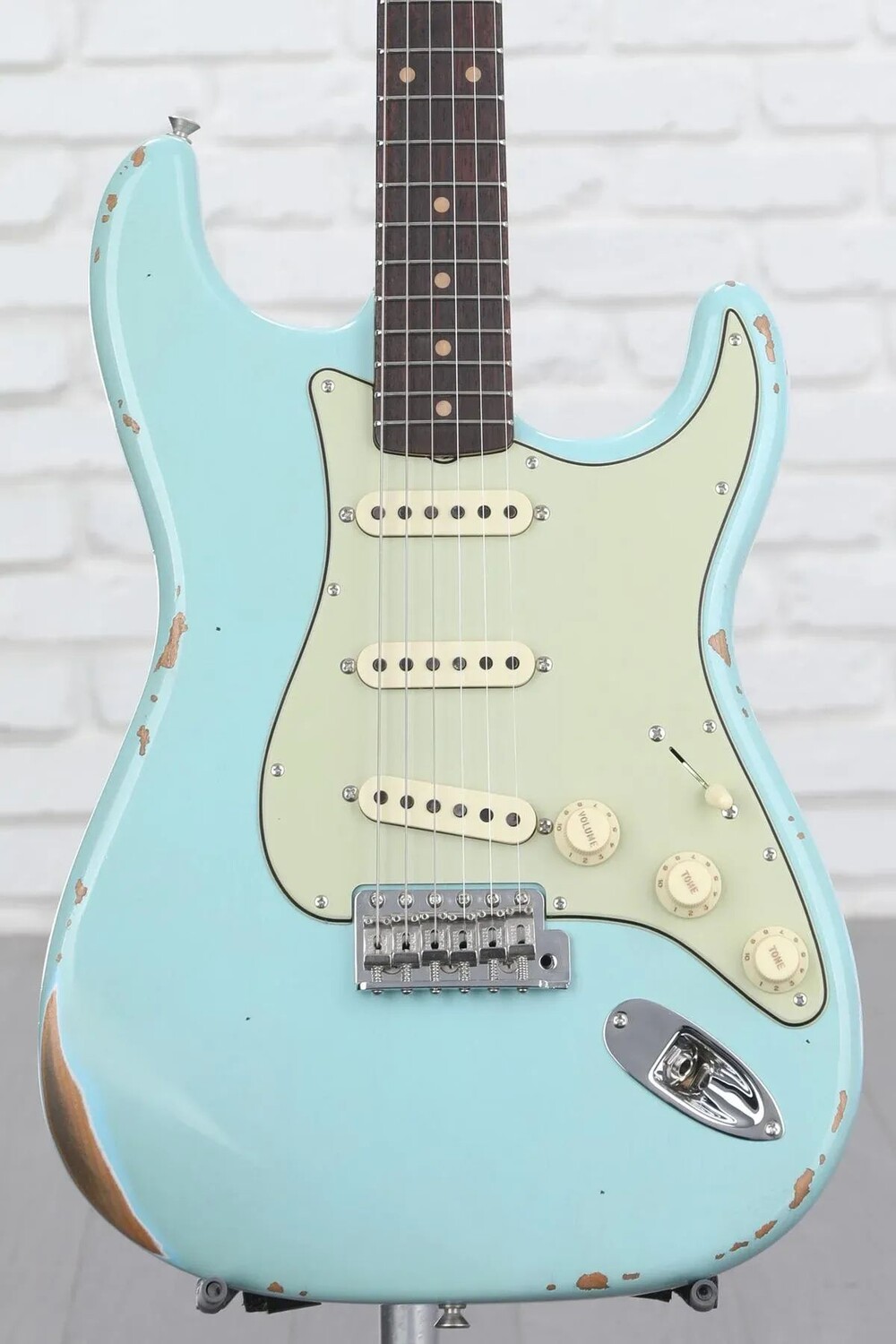 

Новая электрогитара Fender Custom Shop конца 1962 года Stratocaster Relic с классической фурнитурой в шкафу — Faded Aged Daphne Blue