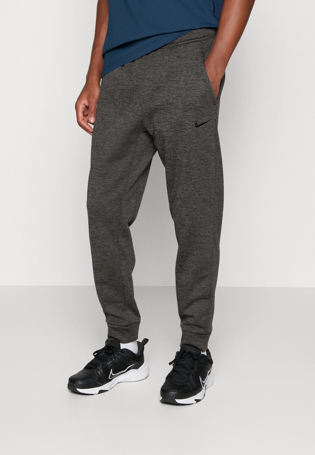 Спортивные брюки PANT TAPER Nike, темно-серый/темно-дымчато-серый/черный спортивные брюки pant taper nike черный белый
