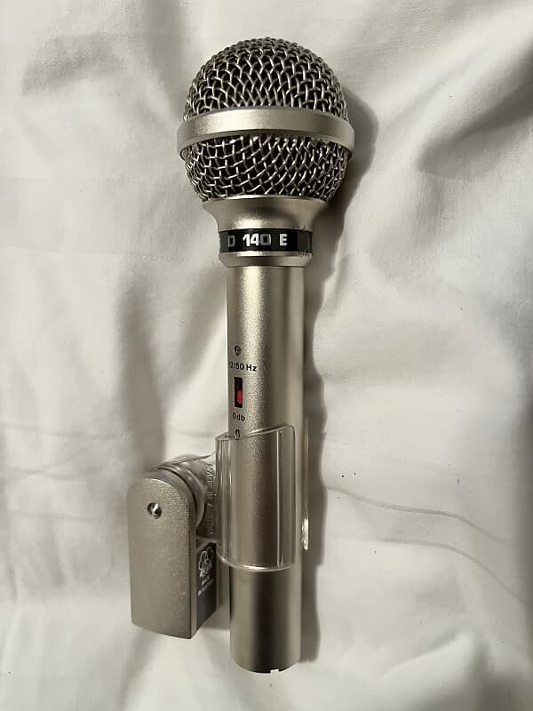 

Микрофон AKG 140e