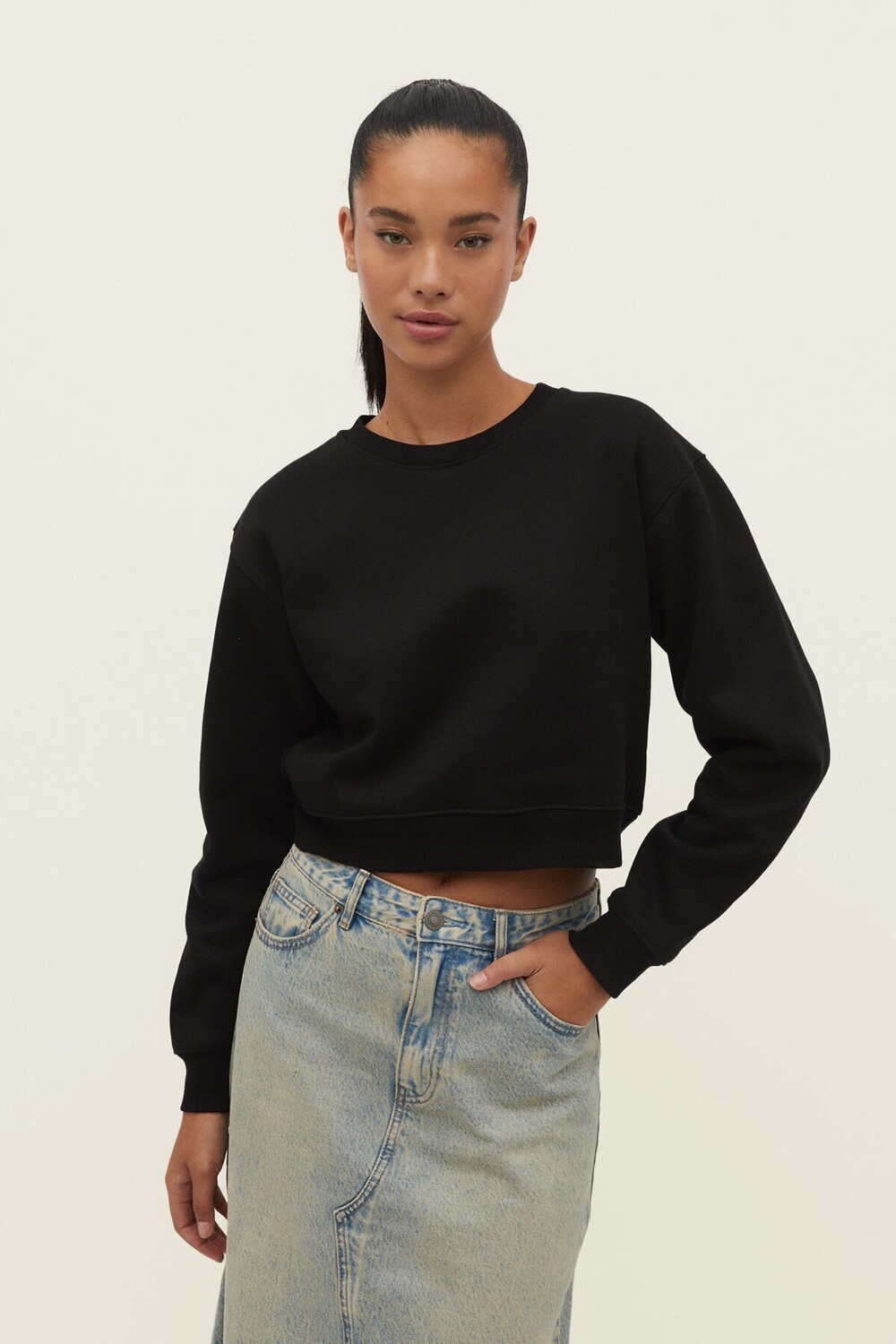 

Базовый укороченный свитшот Stradivarius, черный