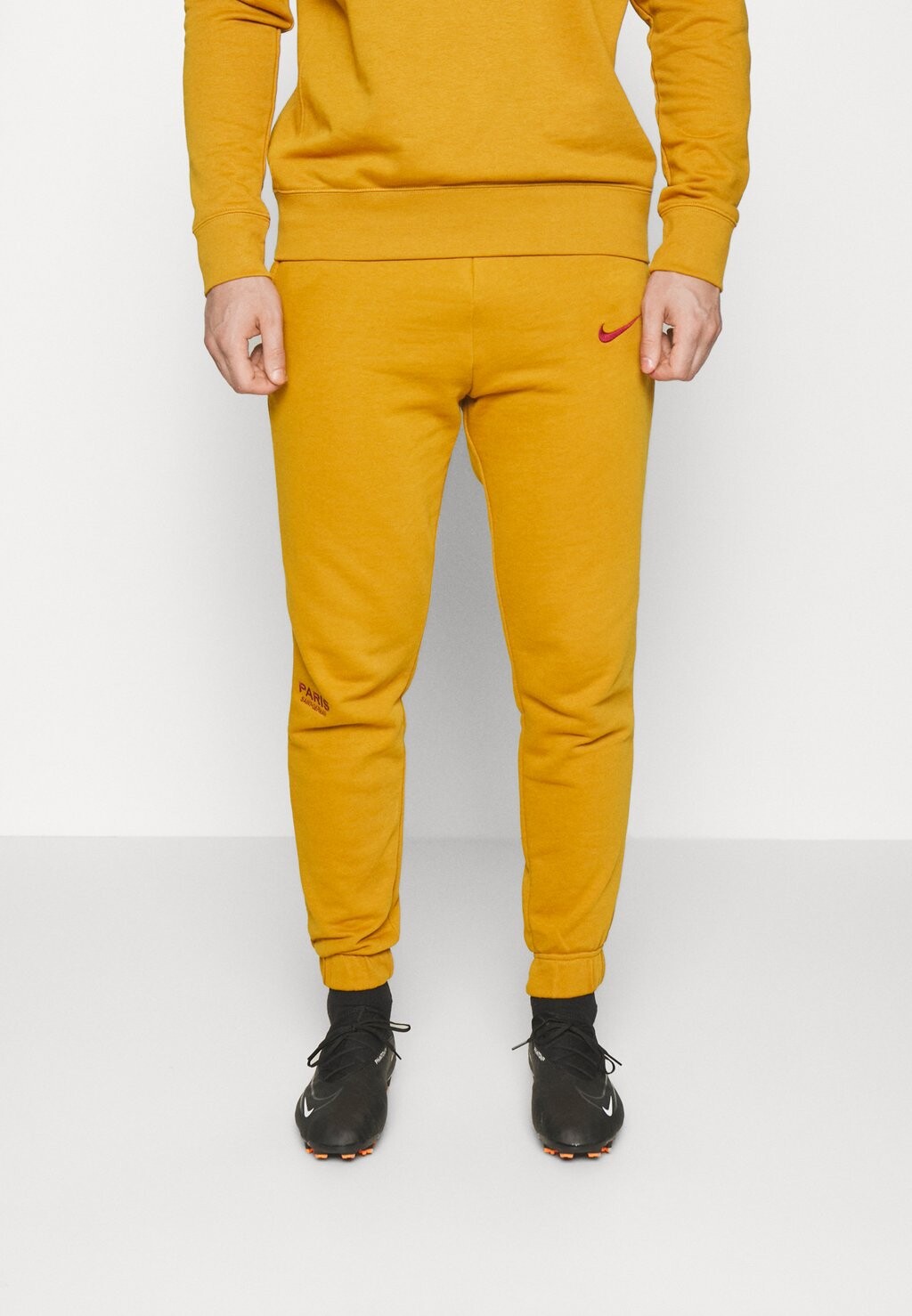 

Team PSG M NK GFA FLC PANT FT SE Nike, золотистая замша/красная команда