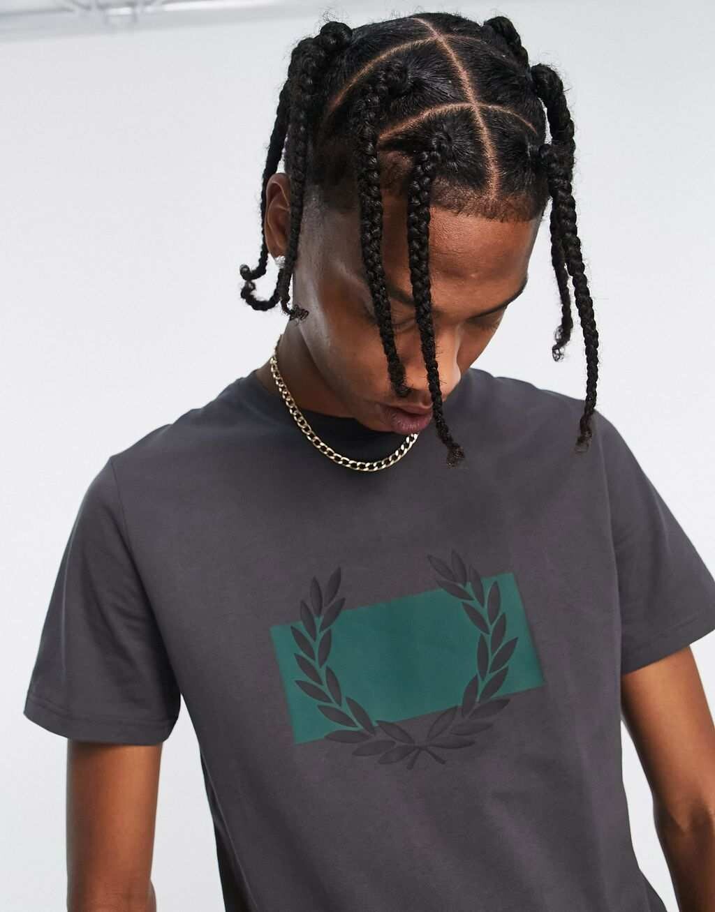 

Серая футболка с изображением лаврового венка Fred Perry