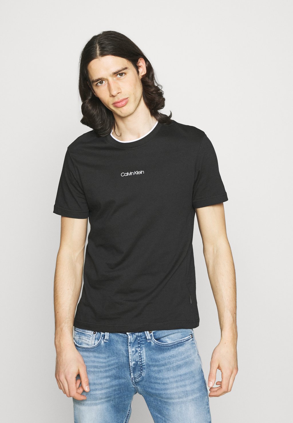 цена Базовая футболка Center Logo Calvin Klein, черный