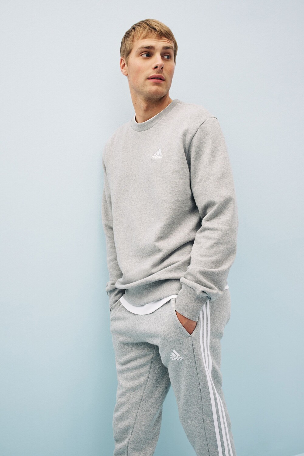 

Махровая толстовка Sportswear Essentials с небольшим логотипом и вышивкой adidas, серый