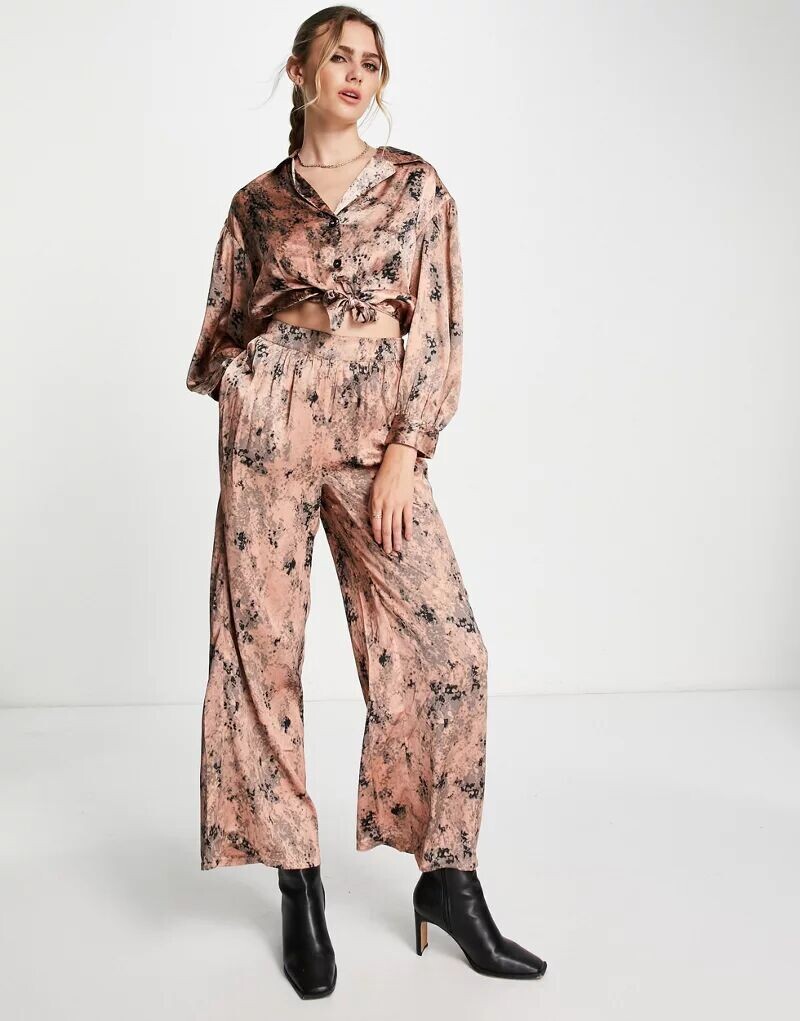

Розовые атласные широкие брюки с принтом River Island