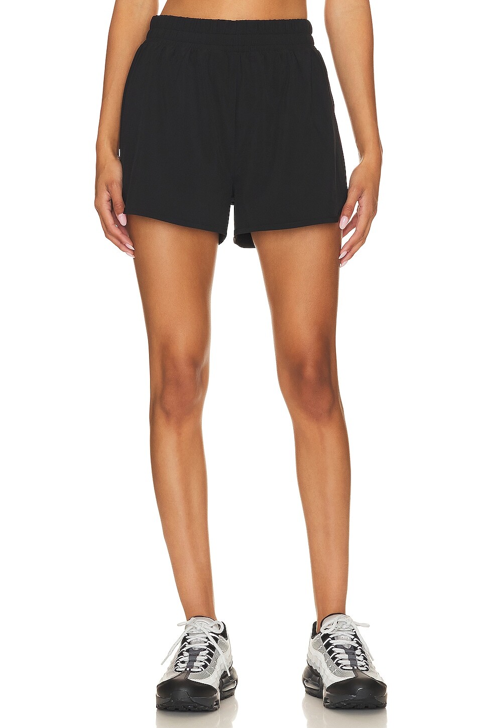 

Шорты Beyond Yoga In Stride Lined Short, цвет True Black