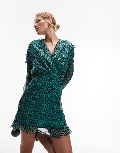 

Чайное мини-платье с оборками и необработанными швами Topshop с зеленым и черным цветочным принтом