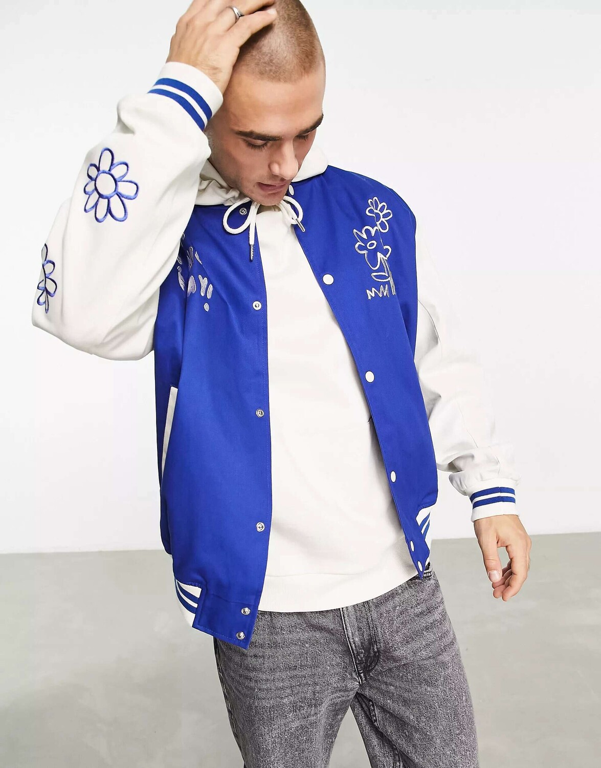 

Синяя оверсайз-куртка со значками ASOS, Синий