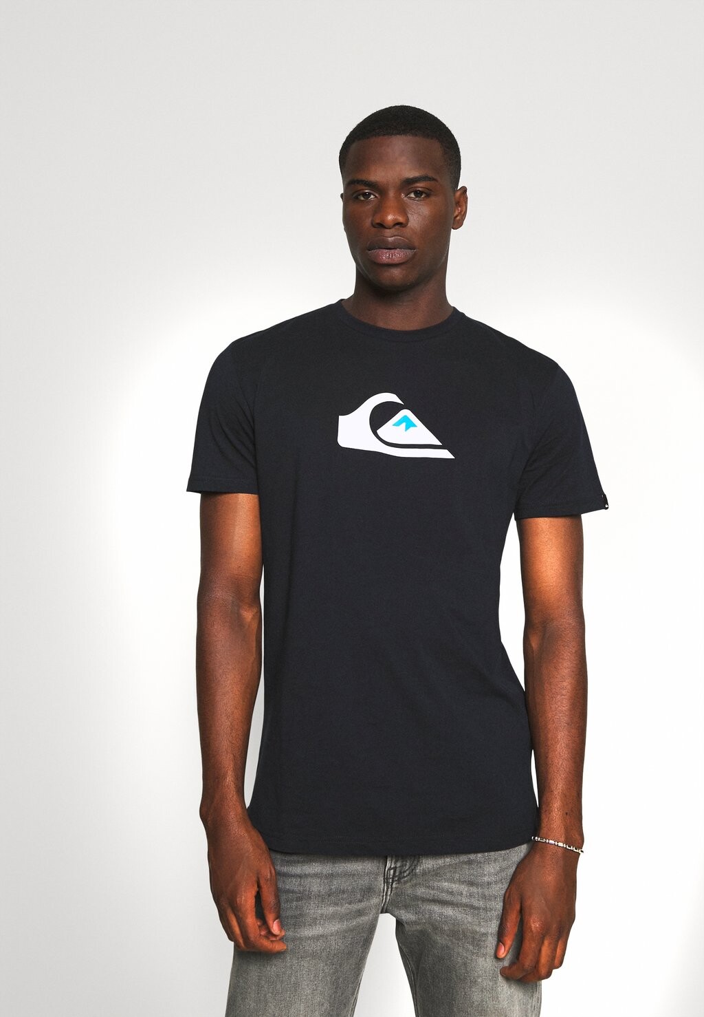 

Футболка с принтом Quiksilver, черный