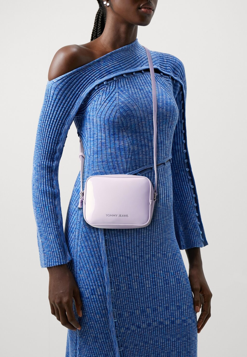 

Сумка через плечо MUST CAMERA BAG PATENT Tommy Jeans, цвет lavender flower