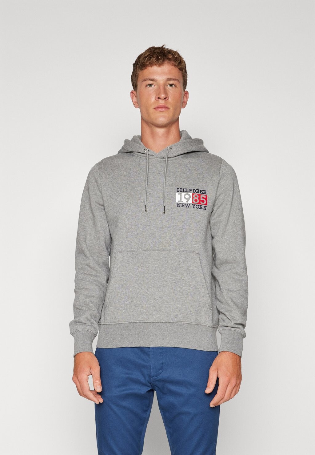 

Толстовка Tommy Hilfiger Толстовка с капюшоном NEW YORK FLAG, вереск среднего серого цвета, Серый