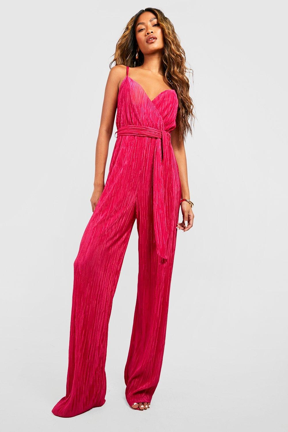 

Комбинезон с поясом и запахом Boohoo, розовый