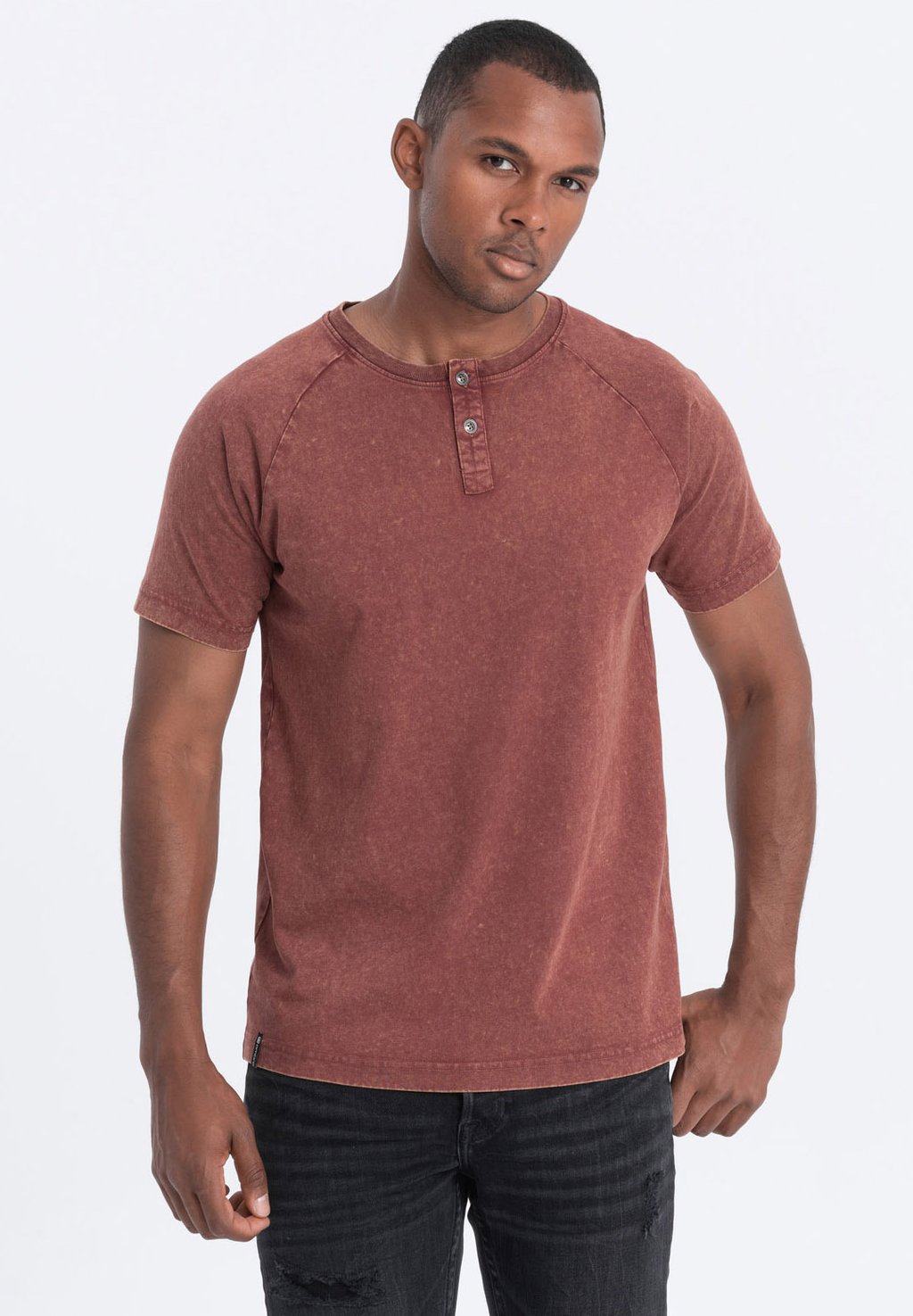 Базовая футболка With Henley Neckline Ombre, цвет burgundy брюки p1059 ombre цвет burgundy