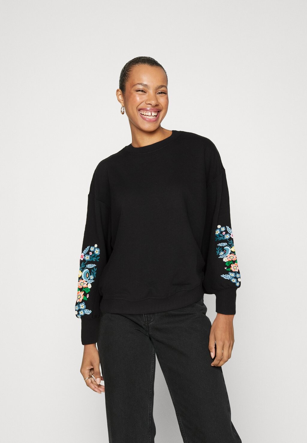 

Толстовка Onlbrooke O Neck Flower ONLY, черный
