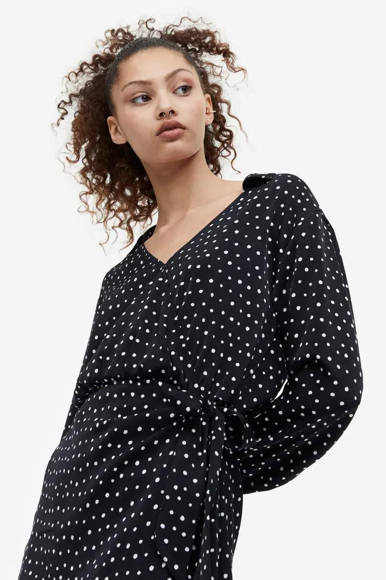цена Атласное платье-рубашка с переводным рисунком H&M, черный