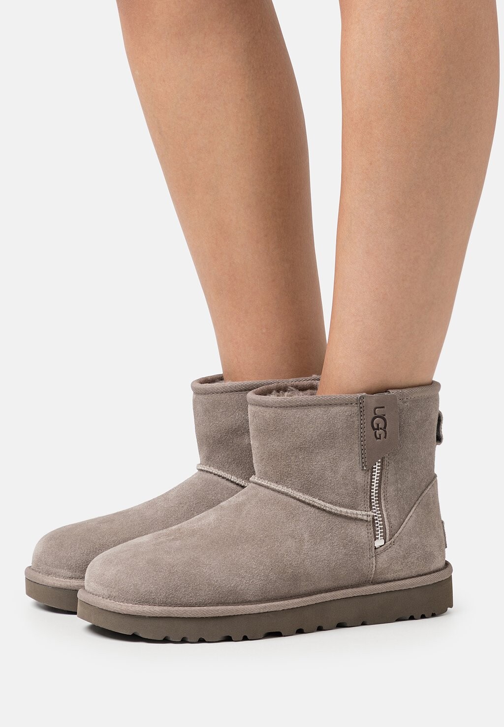 

Ботильоны CLASSIC MINI BAILEY ZIP UGG, дымчатый шлейф