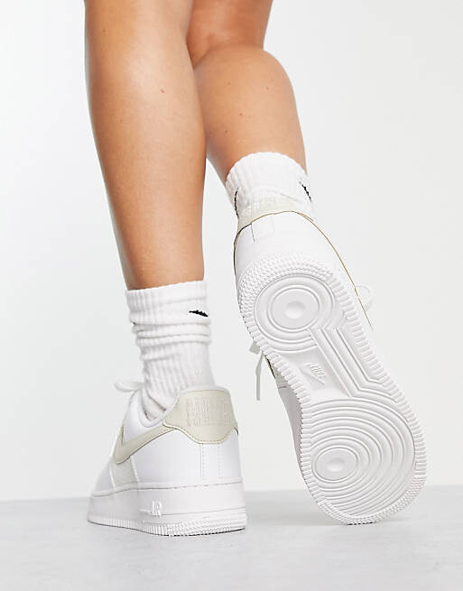 

Бело-желтые кроссовки Nike Air Force 1 '07