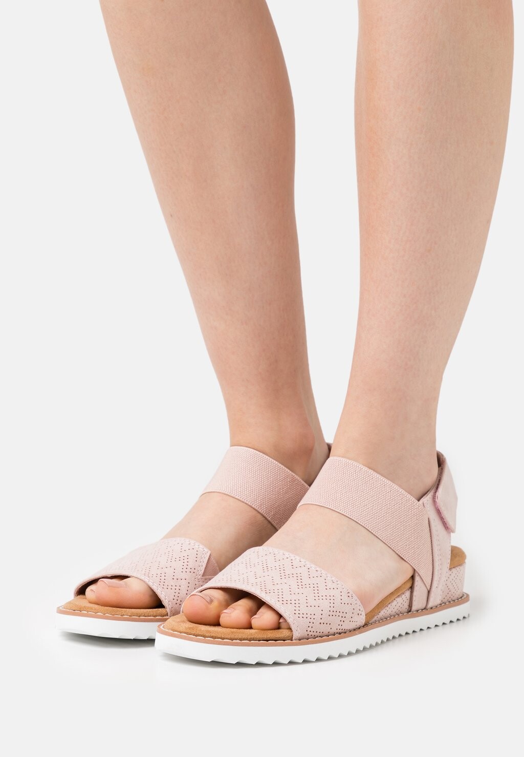 

Босоножки на танкетке Skechers