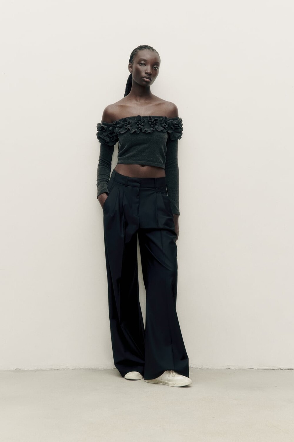 

Укороченный топ с рюшами из синели ZARA, серый