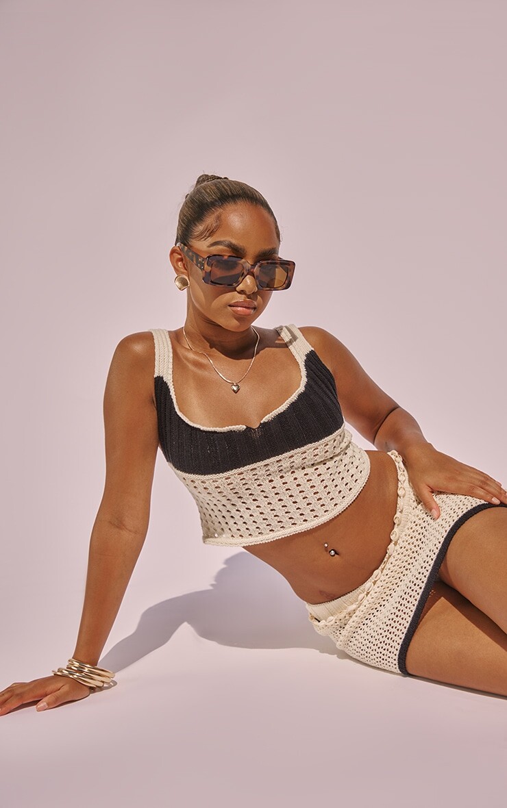 

PrettyLittleThing Кремовый вязаный укороченный топ Petite крючком