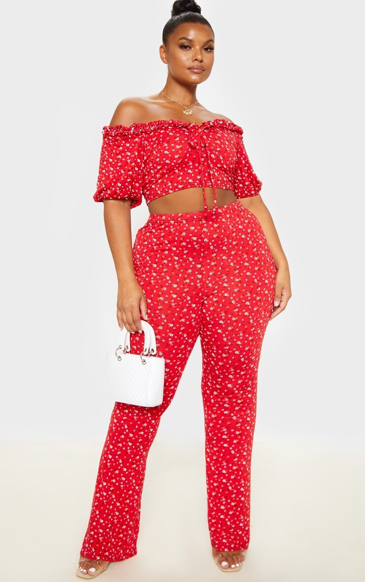 

PrettyLittleThing Красные расклешенные брюки с цветочным принтом Plus, Красный