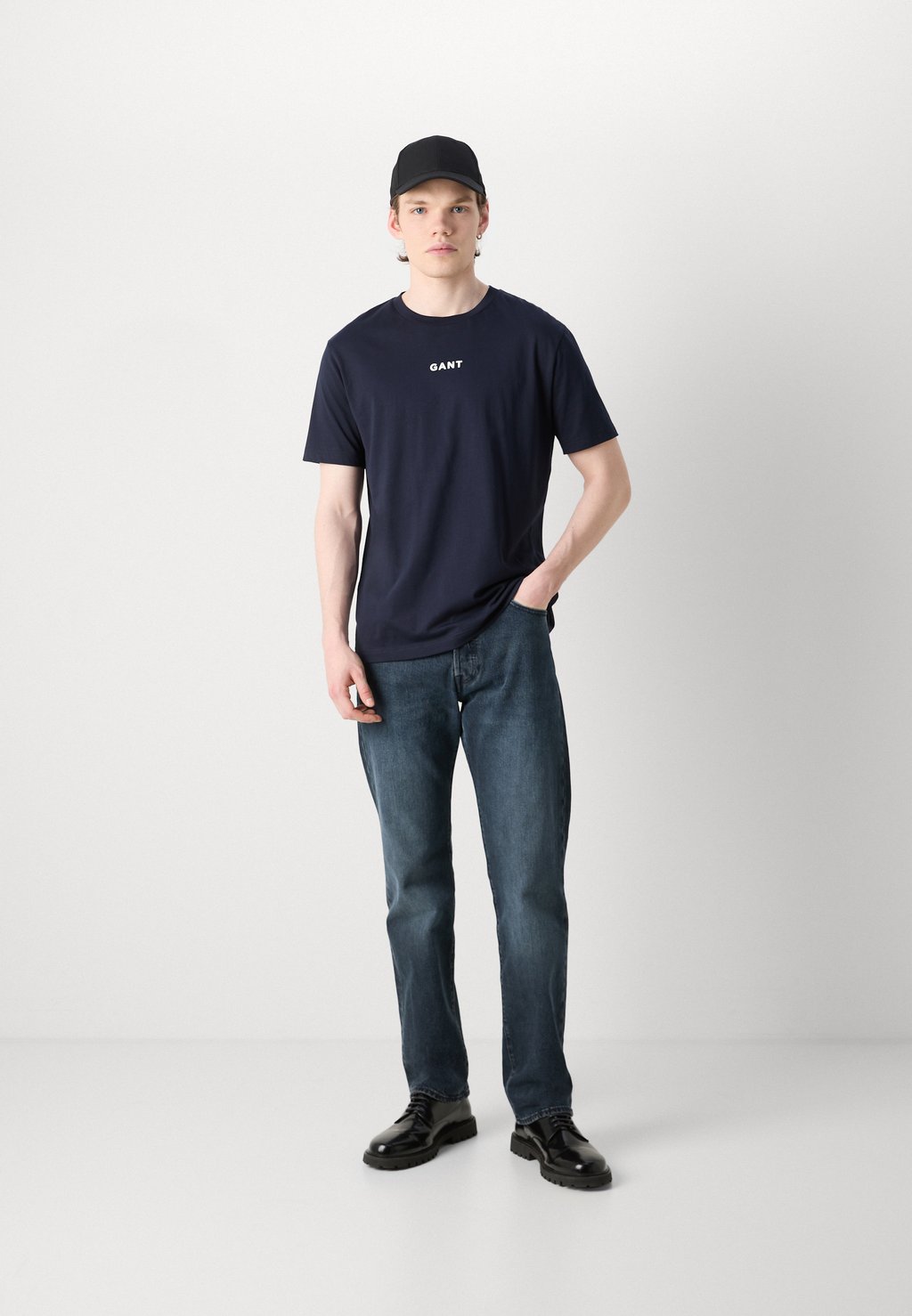 

Базовая футболка Contrast Small Logo GANT, вечерняя синяя