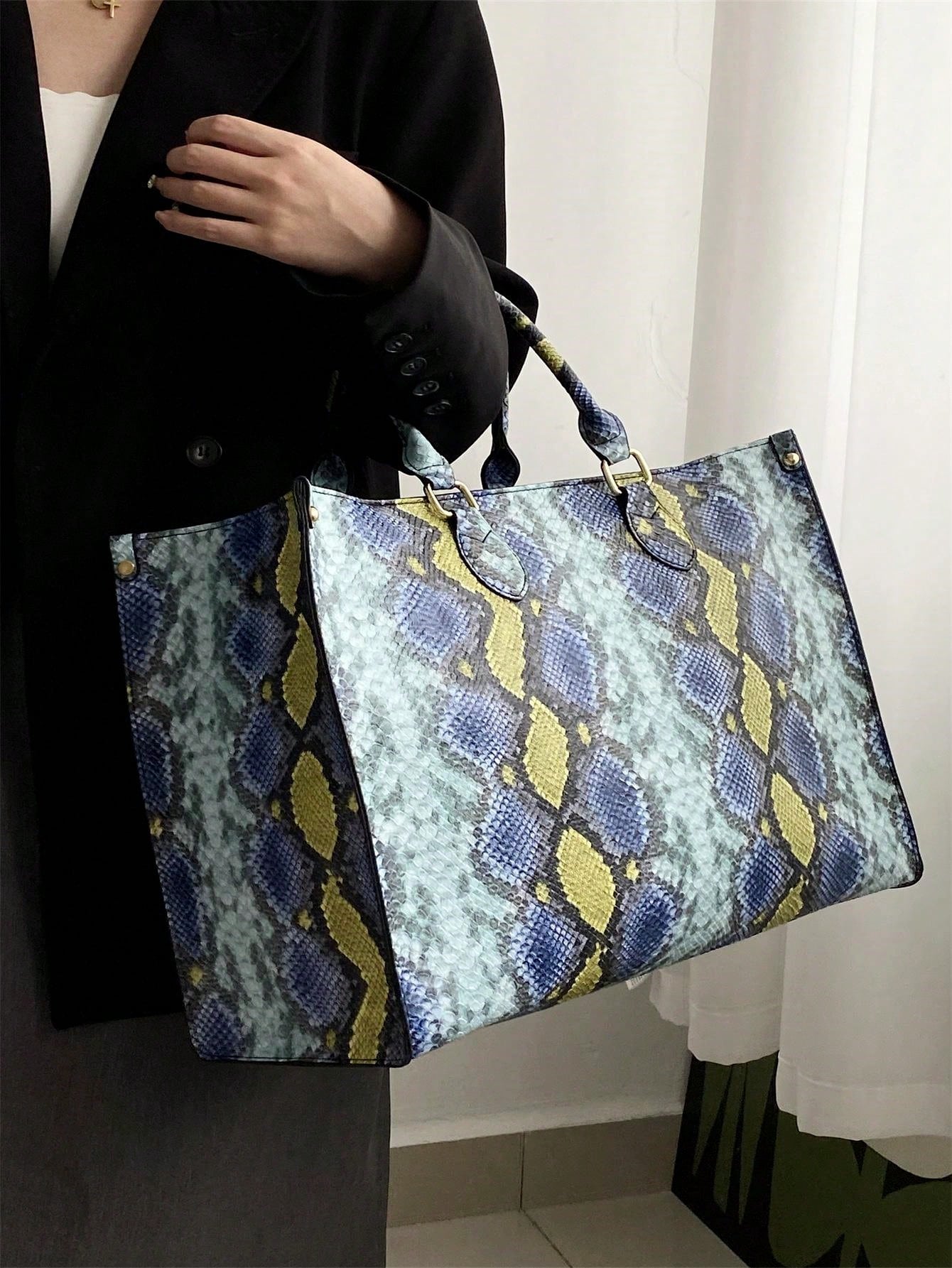Модный тренд со змеиным принтом. Универсальная дорожная сумка Four Seasons. Большая сумка-тоут., многоцветный