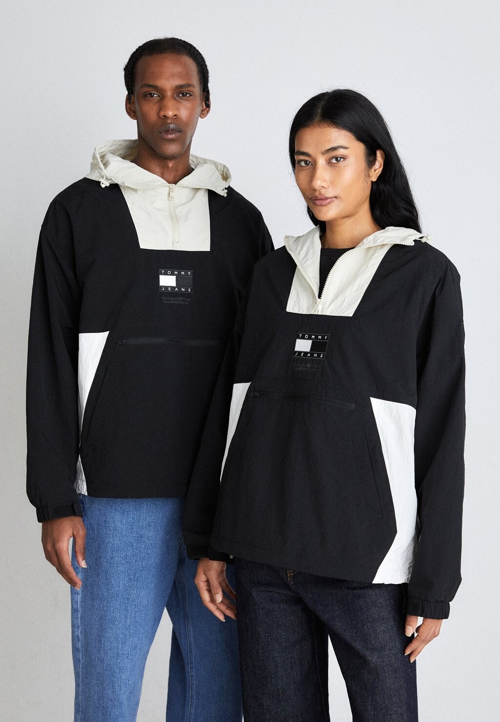 

Ветровка Tommy Jeans АНОРАК УНИСЕКС, цвет black/multi
